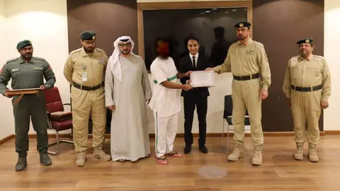 La polic&iacute;a de Dubai entrega a un preso su certificado tras un curso de mec&aacute;nica. (Polic&iacute;a de Dubai)