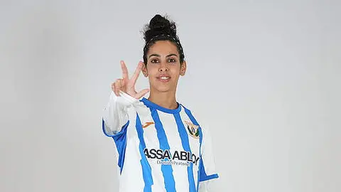 Nouf Al Anzi, con la camiseta del CD Leganés, hace el signo de la victoria.