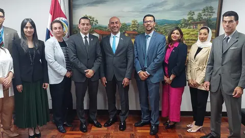 Miembros de la misión emiratí con representantes de Costa Rica. (WAM)