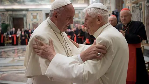 En la imagen de Reuters, el Papa Francisco y el Papa Benedicto XVI en 2016.