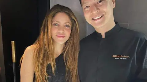 Shakira posó con un trabajador de un restaurante en Dubai. (Twitter)