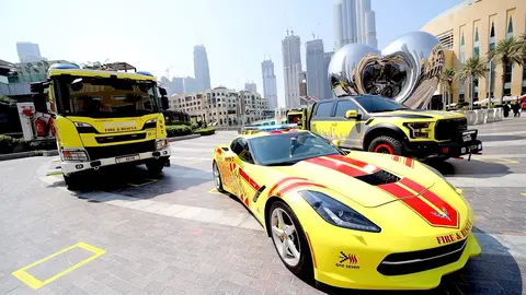 Equipo de bomberos desplegado en la zona del Burj Khalifa. (@DXBMediaOffice)