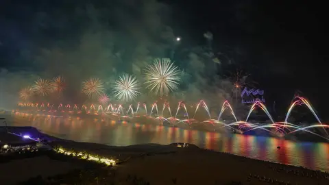 La deslumbrante exhibición de fuegos artificiales de Ras Al Khaimah. (WAM)