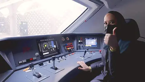 Conductora de tren de alta velocidad en Arabia muestra su satisfacción al frente de los mandos. (@SARSaudiRailway)