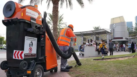 Un operario de limpieza de la Municipalidad de Dubai. (WAM)