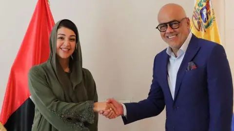 La ministra emiratí junto al venezolano Jorge Rodríguez. (Twitter)