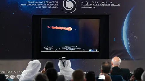 Retransmisión en Sharjah del lanzamiento del cohete SpaceX Falcon 9. (WAM)