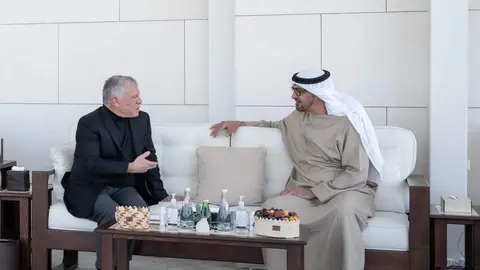 
( لإضافةمعالي أيمن الصفدي نائب رئيس الوزراء ووزير الخارجية الأردني ضمن الحضور )
أبوظبي في 4 يناير / وام /     بحث صاحب السمو الشيخ محمد بن زايد آل نهيان رئيس الدولة "حفظه الله" وصاحب الجلالة الملك عبدالله الثاني بن الحسين عاهل المملكة الأردنية الهاشمية الشقيقة العلاقات الأخوية والتعاون المشترك بين البلدين.
          جاء ذلك خلال استقبال صاحب السمو رئيس الدولة أخاه جلالة الملك عبدالله الثاني بن الحسين اليوم في قصر الشاطىء بأبوظبي. 
          ورحب سموه خلال اللقاء بالملك عبدالله الثاني وتبادل معه أطيب الأمنيات بمناسبة العام الجديد، داعيين الله تعالى أن يجعله عام رخاء وازدهار في البلدين والمنطقة والعالم.
          حضر اللقاء الفريق سمو الشيخ سيف بن زايد آل نهيان نائب رئيس مجلس الوزراء وزير الداخلية وسمو الشيخ طحنون بن زايد آل نهيان مستشار الأمن الوطني وسمو الشيخ منصور بن زايد آل نهيان نائب رئيس مجلس الوزراء وزير ديوان الرئاسة وسمو الشيخ خالد بن محمد بن زايد آل نهيان عضو المجلس التنفيذي رئيس مكتب أبوظبي التنفيذي ومعالي الشيخ محمد بن حمد بن طحنون آل نهيان مستشار الشؤون الخاصة في ديوان الرئاسة ومعالي الدكتور أنور بن محمد قرقاش المستشار الدبلوماسي لصاحب السمو رئيس الدولة ومعالي حميد عبيد أبو شبص رئيس ديوان المحاسبة.
           كما حضره معالي أيمن الصفدي نائب رئيس الوزراء ووزير الخارجية وشؤون المغتربين في المملكة الأردنية الهاشمية.
          وكان جلالة الملك عبدالله الثاني قد وصل البلاد اليوم في زيارة أخوية حيث كان في استقباله - لدى وصوله مطار البطين في أبوظبي - صاحب السمو الشيخ محمد بن زايد آل نهيان وعدد من سمو الشيوخ.