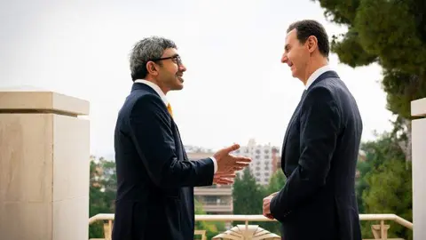 El jeque Abdullah bin Zayed Al Nahyan, ministro de Relaciones Exteriores y Cooperación Internacional de EAU y el presidente de Siria. (WAM)