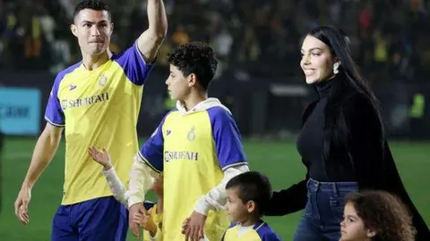 Cristiano y Georgina con abaya junto a algunos de sus hijos. (Twutter)