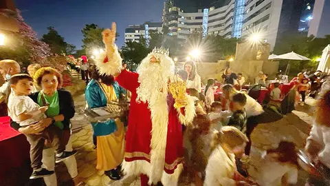 Melchor se dirige a niños y padres nada más llegar a Dubai. (EL CORREO)