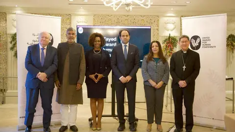 El español Miguel Ángel Moratinos (primero por la izquierda) entre los jueces que fallarán el Premio Zayed de EAU. (WAM)