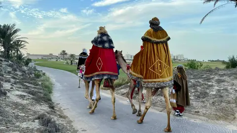 Los Reyes Magos, en camello camino de Abu Dhabi. (Cedida)