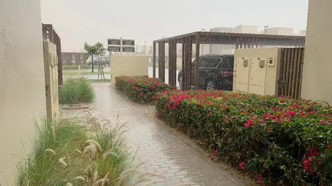 La lluvia cae en el sur de Dubai. (EL CORREO)