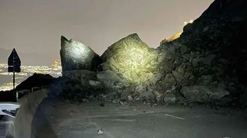 Las rocas caídas en la carretera de Khorfakkan. (Twitter)