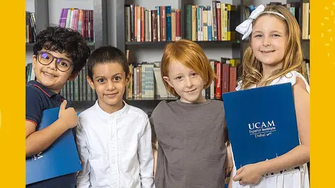 En los cursos de UCAM Dubai nuestros hijos podrán mejorar su ortografía, vocabulario, expresión oral o lectura junto a otros alumnos de su edad y nivel por medio de juegos y divertidas actividades guiados por profesores nativos y titulados.