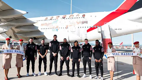 El equipo del Real Madrid antes de partir a Arabia Saudita con el A380. (Emirates)