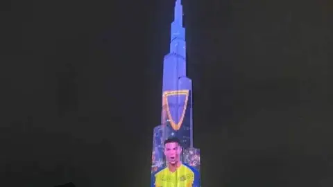 La imagen de Cristiano Ronaldo en el Burj Khalifa de Dubai. (Twitter)
