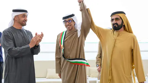 El jeque Mansour recibe la banda del vicepresidente de Emiratos. (WAM)