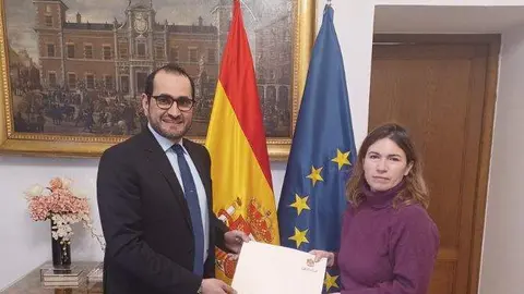El nuevo embajador emiratí en España junto a la directora de Protocolo española. (Twitter)