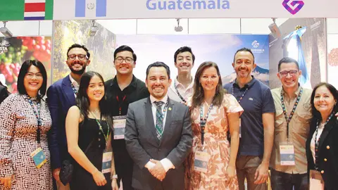 Willy Gómez, embajador de Guatemala en Emiratos Árabes, junto a productores de café y representantes de su país, durante la inaguración del stand guatemalteco en World of Coffee Dubai 2023. (EL CORREO)