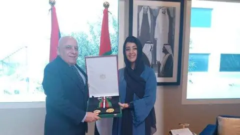 El embajador cubano Roberto Blanco recibe la distinción de la ministra emiratí. (Cedida)