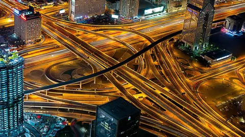 Nudo de autopistas en Dubai en perspectiva nocturna. (pxhere.com)
