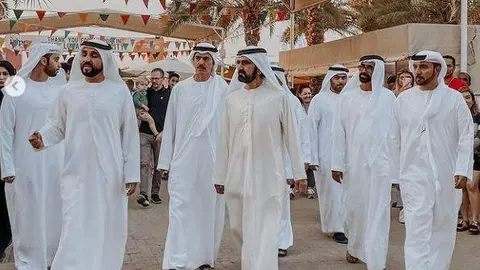 El gobernante de Dubai recorre el mercadillo. (Instagram)