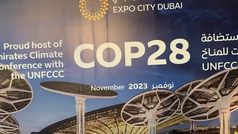 Cartel anunciador de la Cop28 en Expo City Dubai. (EL CORREO)