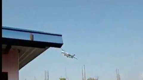 Un captura de pantalla de uno de los vídeos del siniestro difundidos en Twitter.