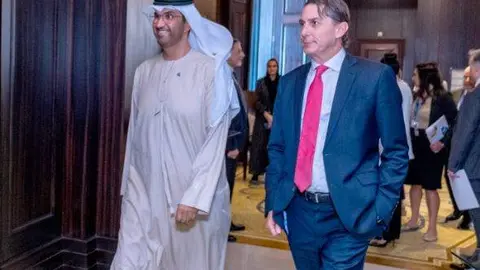 El ministro emiratí de Industria y el coordinador estadounidense para la energía en Abu Dhabi. (WAM)