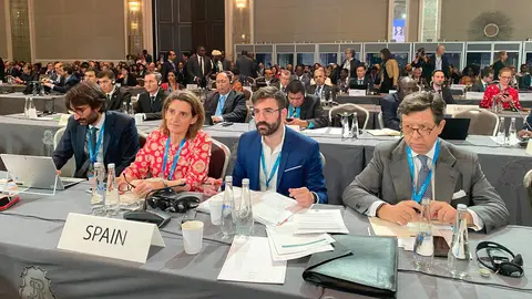 Desde la segunda posición de la izquierda, Teresa Rivera, Joan Groizard y  Íñigo de Palacio, integrantes de la delegación de España, durante la XIII Asamblea de IRENA. (@mitecogob)