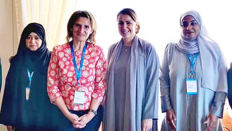 La vicepresidenta de España (segunda por la izquierda) con ministra de Emiratos (segunda por la derecha). (Twitter)