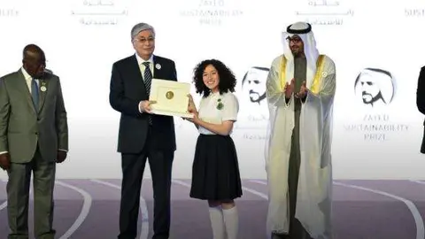 Una estudiante de Colombia recoge el premio Zayed en presencia del presidente de EAU. (Twitter)