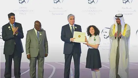 La representante del colegio de Colombia recoge el premio en presencia del presidente de EAU. (Twitter)