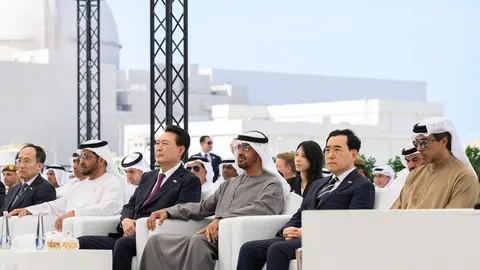 Los presidentes de EAU y Corea durante su visita a la planta de energía nuclear de Abu Dhabi. (WAM)