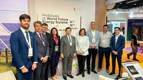 Comitiva andaluza junto al embajador de España en EAU durante la celebración del evento. (Extenda)