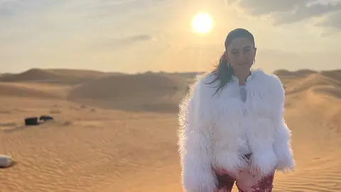 Daniela Cassab, en el mágico desierto de Dubai poco antes del anochecer. (EL CORREO)