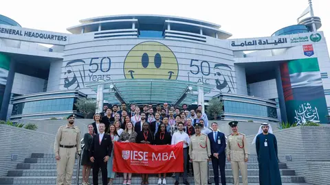 La delegación de la Universidad de Navarra ante la sede de la policía. (Dubai Police)