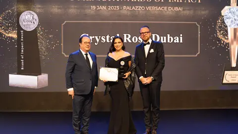 La colombiana Angélica Cortés recibe el premio en el Palazzo Versace de Dubai de manos de Francois Hollande, ex presidente de Francia. (Cedida)