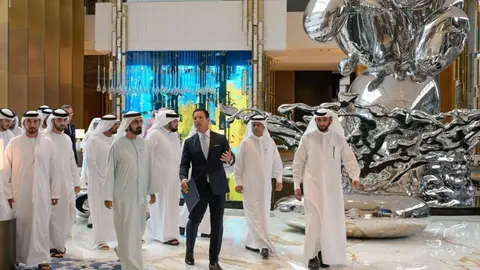 El gobernante de Dubai durante el recorrido por Atlantis The Royal. (Twitter)