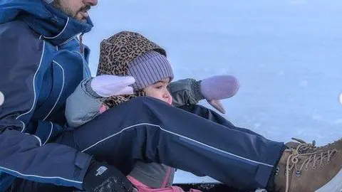 El jeque Hamdan se desliza con su hija en un trineo. (Instagram)