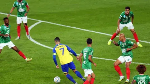 Hasta seis jugadores rodean a Cristiano Ronaldo en su primer partido con el Al Nassr. (Twitter)