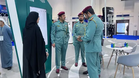 Oficiales de la Policía de Dubai. (Twitter)