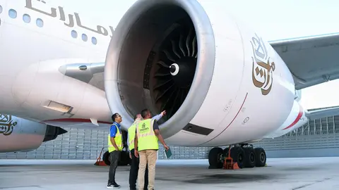 Un momento de la comprobación del motor tras las pruebas. (Twitter)