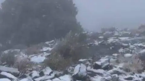 Una captura de pantalla de la nieve en la montaña de Omán de un vídeo difundido en Twitter.