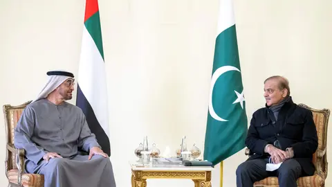 El presidente de EAU junto al primer ministro de Pakistán. (WAM)