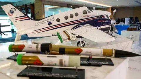Bengalas que siembran nubes en la sala de control del Centro Nacional de Meteorología emiratí. (Fuente externa)