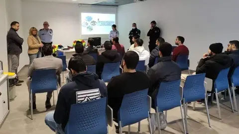 Los alumnos emiratíes durante la formación en las dependencias de la Policía Portuaria del puerto de Tarragona. (Twitter)