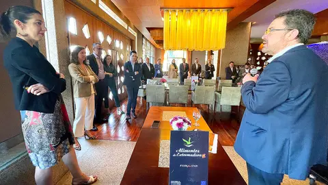 Miguel Bernal -derecha-, durante su intervención en un encuentro empresarial desarrollado en Dubai por Extremadura Avante.  (EL CORREO)